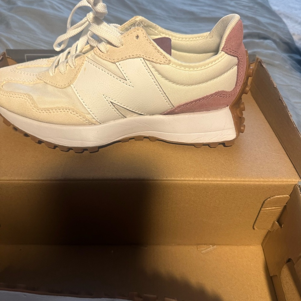 New Balance Women's Beige and Mauve Sneakers like new only worm 2 x